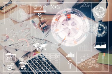 Veri teknolojisi hud 'u ile arka plana el yazıları yazan kadınların çifte pozu. Büyük veri kavramı.