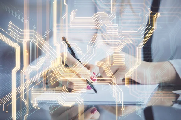 Holograma de tema de tecnología sobre las manos de las mujeres tomando notas de fondo. Concepto de Tecnología. Doble exposición — Foto de Stock