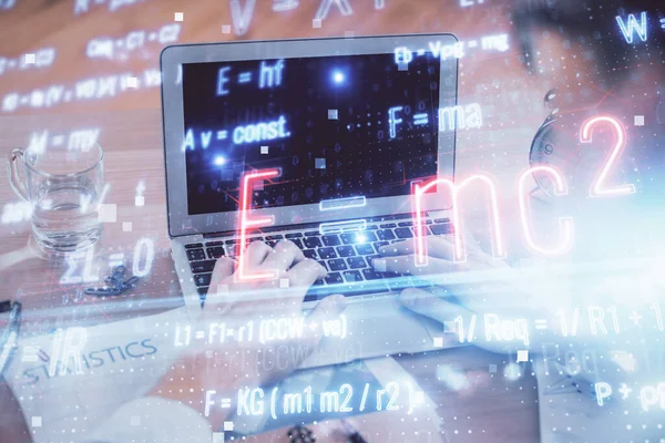 Επιστημονική φόρμουλα ολόγραμμα με τον άνθρωπο που εργάζεται στον υπολογιστή στο παρασκήνιο. Εκπαιδευτική ιδέα. Διπλή έκθεση. — Φωτογραφία Αρχείου
