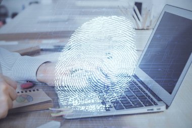 Arka planda bilgisayar üzerinde çalışan iş adamı ile parmak izi hologramı. Güvenlik kavramı. Çift pozlama.