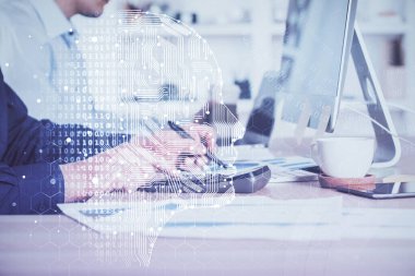 Beyin temalı hologramı olan bilgisayar geçmişi olan bir iş adamı. Beyin fırtınası kavramı. Çoklu pozlama.