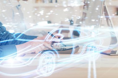 İş adamının arka planda bilgisayar üzerinde çalıştığı otomobil temalı çizim. Otomatik pilot taksi kavramı. Çift pozlama.