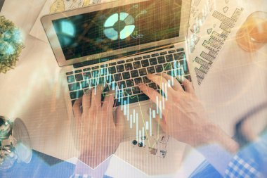 Dizüstü bilgisayar klavyesini ve ön x çizim hologramını yazarken çift pozlama. Üst Manzara. Finans piyasası kavramı.