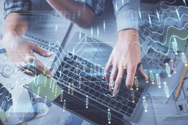 Kadın ve erkeğin birlikte çalışırken çifte pozlama ve hologram çizimi ön plana çıkarma. Finansal analiz konsepti. Bilgisayar arkaplanı. Üst Görünüm.