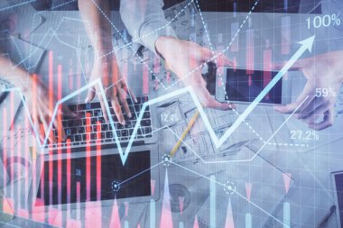 Kadın ve erkeğin birlikte çalıştığı çoklu pozlama ve grafik hologramı çizimi. Finansal analiz konsepti. Bilgisayar arkaplanı. Üst Görünüm.