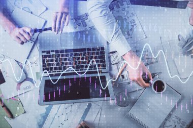 Kadın ve erkeğin birlikte çalışması ve finansal grafik hologramı. İş konsepti. Bilgisayar arkaplanı.