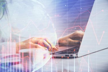 Bilgisayar ve ön grafik hologram çizimi üzerinde çalışan kadın elleri çift pozlama. Mali analiz kavramı.