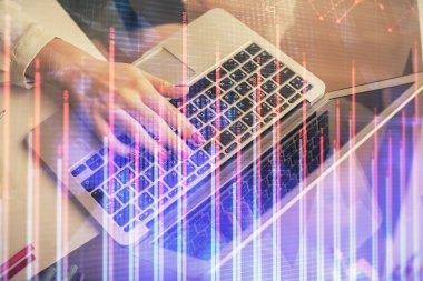 Bilgisayarda ve finansal grafik hologramında kadın eli yazarken çift pozlama. Borsa analizi kavramı.