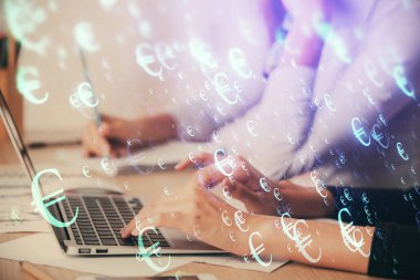 Bilgisayarda ve finansal grafik hologramında yazı yazan kadın ellerine çok maruz kalmış. Borsa analizi kavramı.
