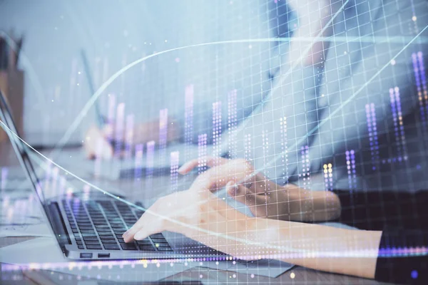 Multi exposición de las manos de la mujer escribiendo en el dibujo del holograma de la computadora y de la carta financiera. Concepto de análisis bursátil. — Foto de Stock