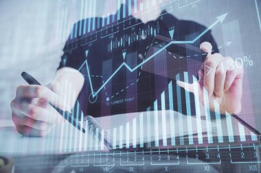 Ellerinde kredi kartı ve forex çizimi olan bir adamın çift pozu. İnternet E-ticaret kavramında hisse senedi ve dijital fintech.