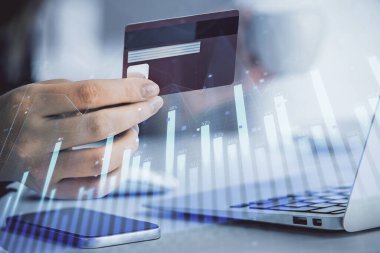 İnternetten alışveriş yapan kadının elinde kredi kartı ve mali grafik çizimi var. Borsa E-ticaret kavramı.