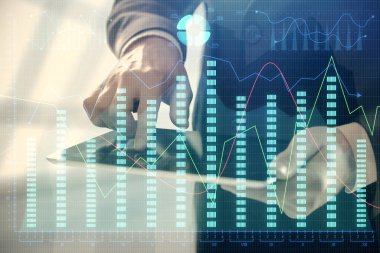 Erkeklerin el ele tutuşup dijital bir cihaz ve ön grafik çizimi kullanırken çift pozlama. Finansal piyasa kavramı.