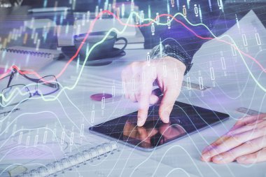 Erkeklerin el ele tutuşup dijital bir cihaz ve ön grafik çizimi kullanırken çift pozlama. Finansal piyasa kavramı.