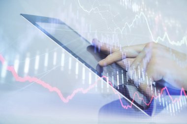 Erkeklerin el ele tutuşup dijital telefon ve forx grafik çizimleri kullanırken birden fazla pozlama. Finansal piyasa kavramı.