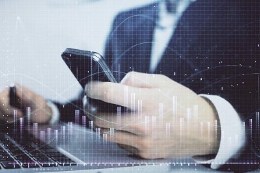 Erkeklerin el ele tutuşup dijital telefon ve forx grafik çizimleri kullanırken birden fazla pozlama. Finansal piyasa kavramı.