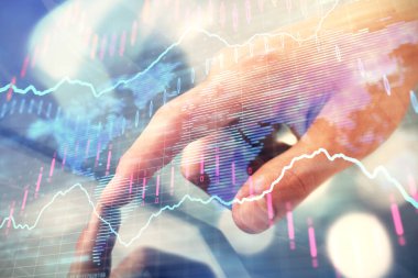 Bir adamın el ele tutuşup, telefon ve finansal çizim kullanırken birden fazla pozlama. Pazar analizi kavramı.