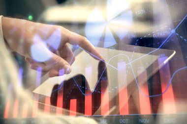 Bir adamın el ele tutuşup, telefon ve finansal çizim kullanırken birden fazla pozlama. Pazar analizi kavramı.