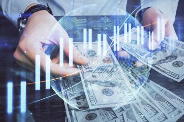 Finansal grafiğe çoklu pozlama hologram, Amerikan dolarları ve insan eli. Analiz kavramı.