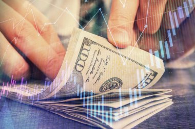 Forx grafiği, hologram, Amerikan dolarları ve insan eli çizimleri. Teknik Analiz kavramı.