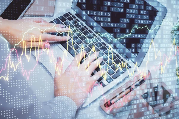 Wielokrotna ekspozycja rąk kobiet wpisujących na komputerze i wykresie forex hologram rysunek. Koncepcja analizy rynku akcji. — Zdjęcie stockowe