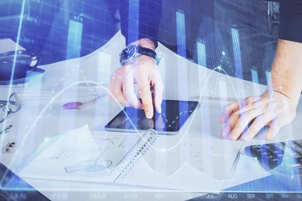 Dubbel exponering av män händer som håller och använder en digital enhet och forex diagram ritning. Begreppet finansmarknad. — Stockfoto