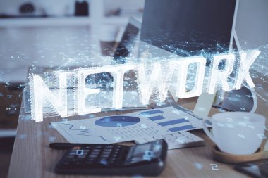 Masaüstü bilgisayarı ve teknoloji temalı holograma çift pozlama. Yazılım geliştirme kavramı.