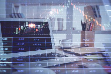 Borsa grafiği ve bilgisayar geçmişi olan tablolar. Çoklu maruz kalma. Mali analiz kavramı.
