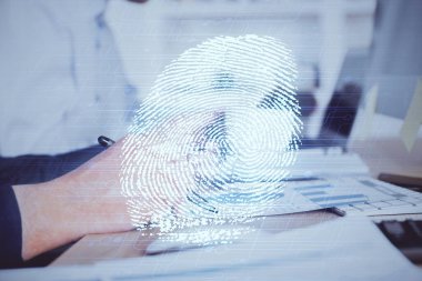 Gelişmiş teknoloji ile güvenlik ve şifre kontrolünün geleceği kavramı. Parmak izi taraması biyometrik tanımlama ile güvenli erişim sağlar. Çoklu pozlama.