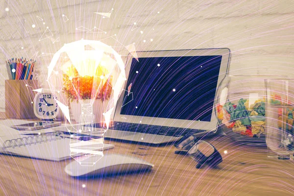 Computer sul desktop in ufficio con ologramma icona lampadina. Doppia esposizione. Concetto di idea. — Foto Stock