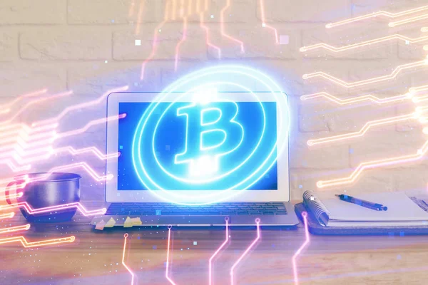 Expunerea dublă a hologramei temei blockchain și a tabelului cu fundal computerului. Conceptul de monedă cripto Bitcoin . — Fotografie, imagine de stoc