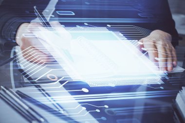 Önünde veri çözeltisi hologramı olan arka planda el yazısına çifte maruz kalma. Teknoloji konsepti. Kapat.