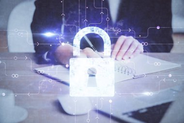 Kadın elinin birden fazla pozu kilit simgesiyle notlar alıyor. Güvenlik kavramı ve verilerin korunması