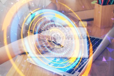 Teknik temalı hologram kadınların ellerinden üstündür. Yüksek teknoloji kavramı. Çift pozlama