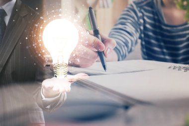 Kadın elinin üstüne ampul çizip arka planda not almak. Fikir kavramı. Çift pozlama