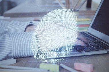 Arka planda bilgisayar üzerinde çalışan iş adamı ile parmak izi hologramı. Güvenlik kavramı. Çift pozlama.