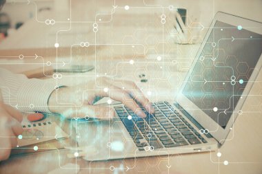 Teknoloji temalı dizüstü bilgisayarla çalışan bir iş adamı. Büyük veri kavramı. Çift pozlama.