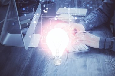 Arkaplanda bilgisayar üzerinde çalışan iş adamıyla birlikte büyüyen oklar. Başarı konsepti. Çift pozlama.