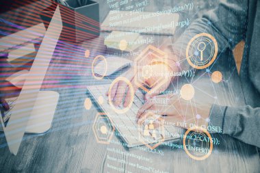 Bilgisayar arkaplanı üzerinde çalışan elleri olan iki kez teknolojik çizimlere maruz kalmış. Yenilik kavramı.