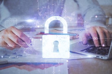 Arka planda bilgisayarda çalışan bir adamla birden fazla kilit simgesine maruz kalma. Ağ koruma kavramı.