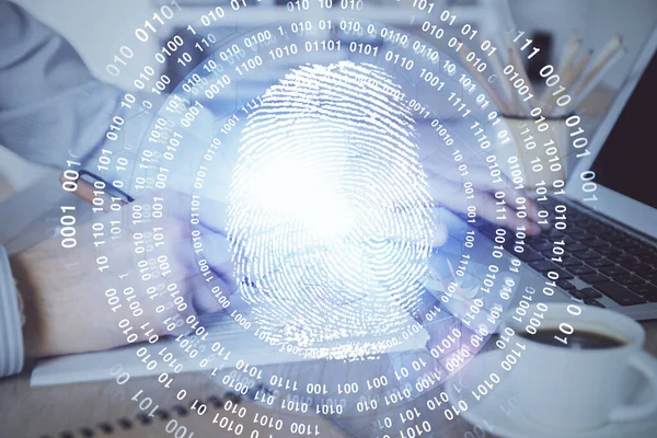 Hologramme d'empreintes digitales avec un homme d'affaires travaillant sur ordinateur en arrière-plan. Concept de sécurité. Double exposition. — Photo