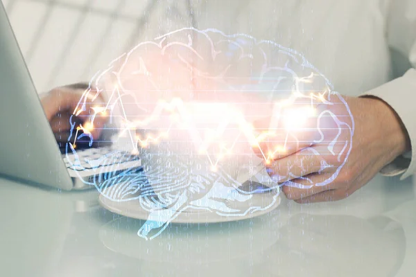 Mann mit Computerhintergrund mit Hologramm zum Thema Gehirn. Konzept des Brainstormings. Doppelbelastung. — Stockfoto