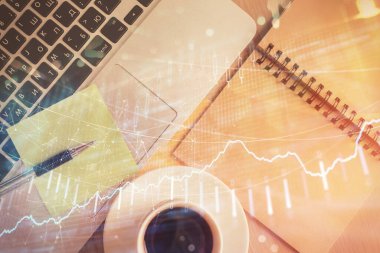 Borsa grafiği ve masa arkasındaki en üst görünüm bilgisayarı. Çifte maruziyet. Finansal eğitim kavramı.