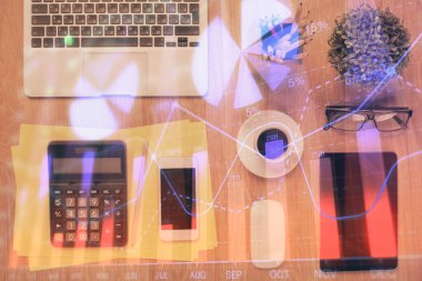 Masaüstünde telefonlu ön x grafik hologramına çift pozlama. Üst Manzara. Mobil ticaret platformu kavramı.