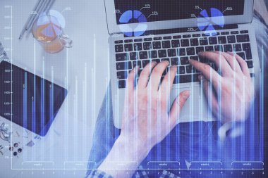 Dizüstü bilgisayar klavyesini ve ön x çizim hologramını yazarken çift pozlama. Üst Manzara. Finans piyasası kavramı.