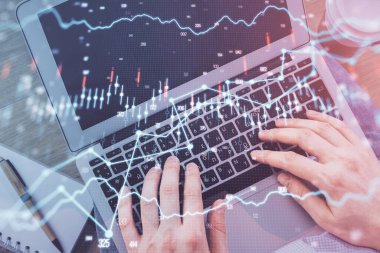 Erkeklerin ellerinin bilgisayar klavyesini ve ön grafik hologram çizimlerini yazarken çifte pozlama. Üst Manzara. Finans piyasası kavramı.