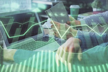 Kadın ve erkeğin birlikte çalıştığı çifte pozlama ve ön plan hologramı. İş konsepti. Bilgisayar arkaplanı.