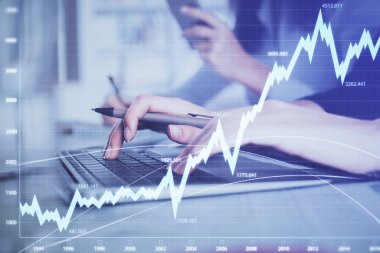 Bilgisayarda ve finansal grafik hologramında yazı yazan kadın ellerine çoklu maruz kalma. Borsa analizi kavramı.