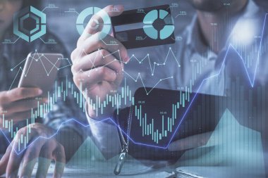 Bir kredi kartı ve ön grafik hologramı çizimi tutan kadın ve erkeğin online alışverişine iki kez maruz kalıyorlar. Borsa E-ticaret çevrimiçi ödeme kavramı.