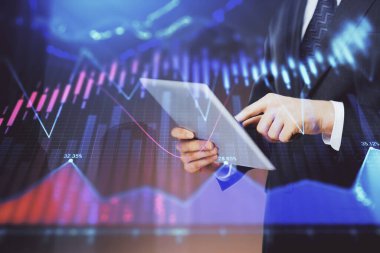 Erkeklerin el ele tutuşup dijital bir cihaz ve ön grafik çizimi kullanırken çift pozlama. Finansal piyasa kavramı.